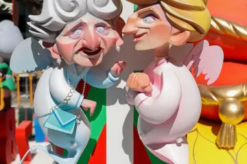 Ulice ve Valencii ozdobily velké sochy ninot. Svátek Fallas je v plném proudu