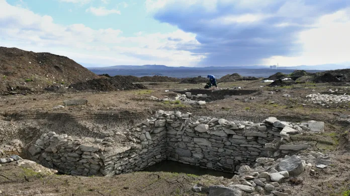 Ve středověké vesnici objevili archeologové pozůstatky několika budov