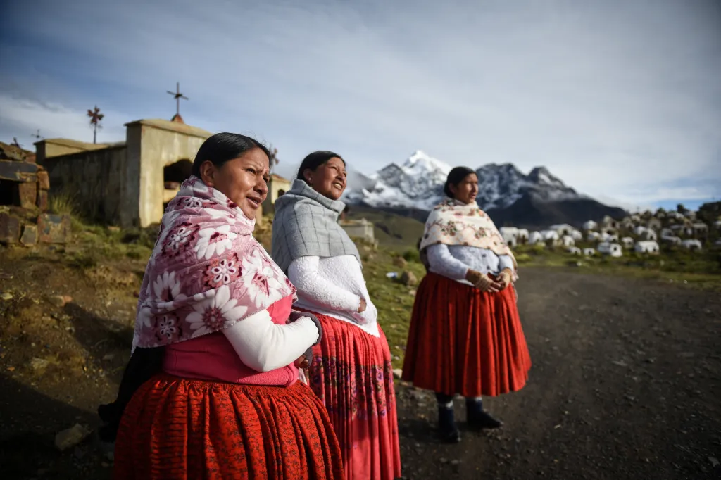 Sestry Elena, Alicia a Julia Quispe Tincutovy, členky horolezeckého oddílu domorodých cholit, se připravují na výstup na zasněženou horu Huayna Potosi