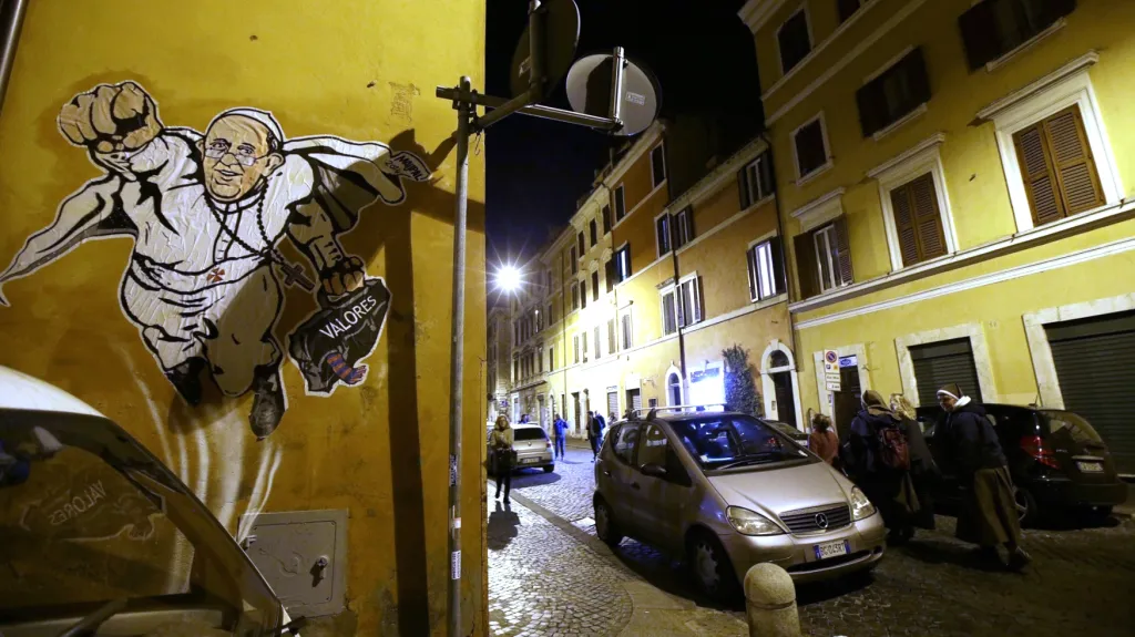 Graffiti znározňující papeže jako Supermana