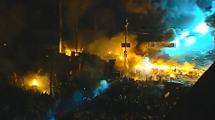 Hořící barikády v Kyjevě