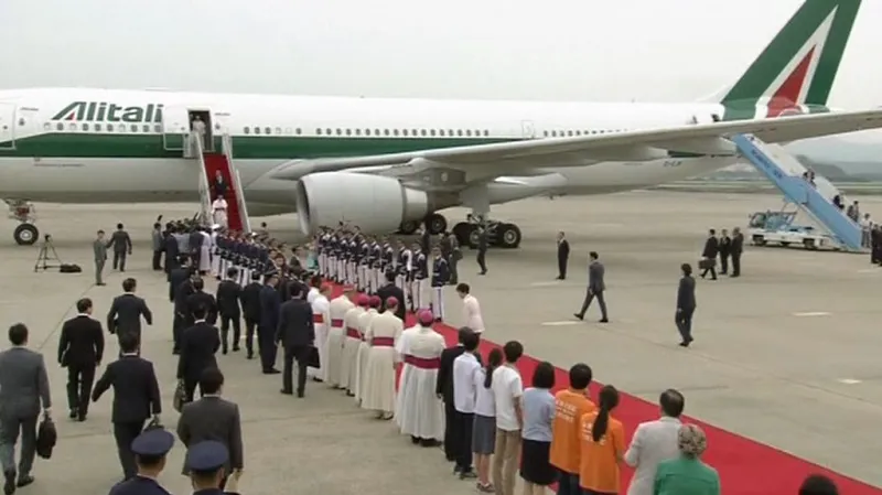 Papež František přistál v Soulu