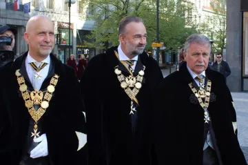 Ve svatém Vítovi spočinula část ostatků posledního českého krále. Ceremonii přihlížela hlava habsburského rodu