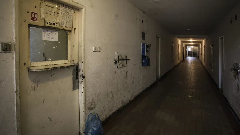 Brno rozběhlo v létě roku 2016 radikální program sociálního zabydlování, který měl vyvést 50 vyvolených rodin z temnot sociálního vyloučení a špinavých ubytoven. Povedlo se?