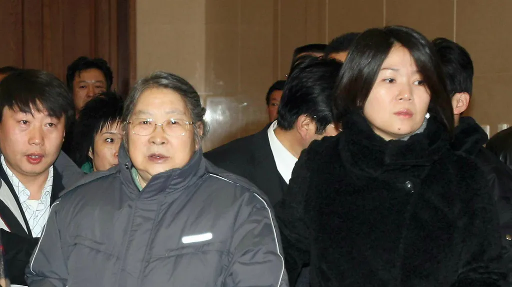 Vnučka Mao Ce-tunga Kchung Tung-mej (vpravo)