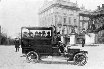 Nadšení z prvních autobusů Praze dlouho nevydrželo. Vyjely roku 1908, skončily 1909