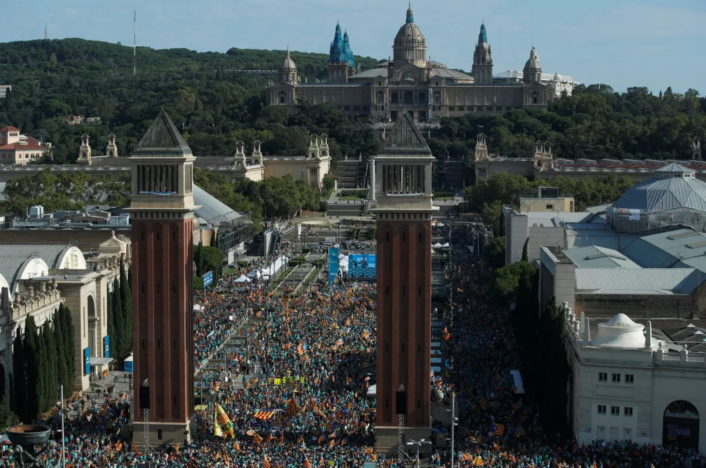 Na náměstí před katalánským národním uměleckým muzeem se sešly desetitisíce protestujících