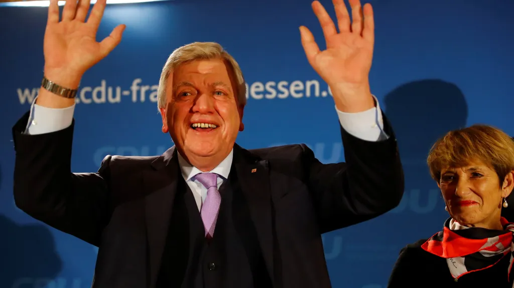 Šéf hesenské CDU Volker Bouffier se raduje z volebního vítězství