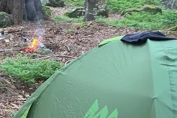 Lidé na Šumavě táboří mimo kempy. Chtějí ušetřit