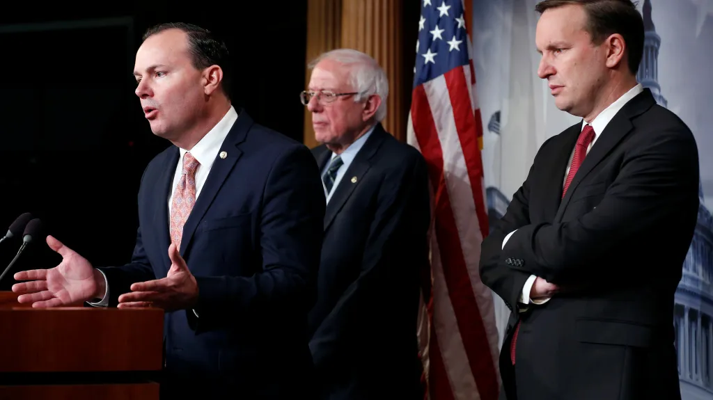 Senátoři Mike Lee, Bernie Sanders a Chris Murphy po hlasování o rezoluci k Saúdské Arábii
