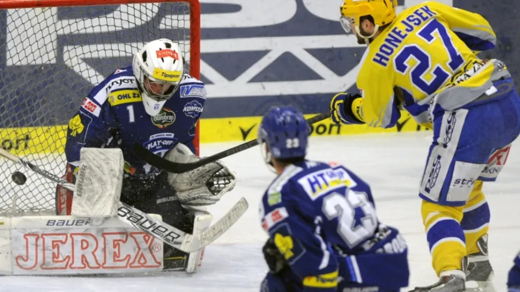 Antonín Honejsek střílí druhý gól Zlína za záda brněnského brankáře Čiliaka