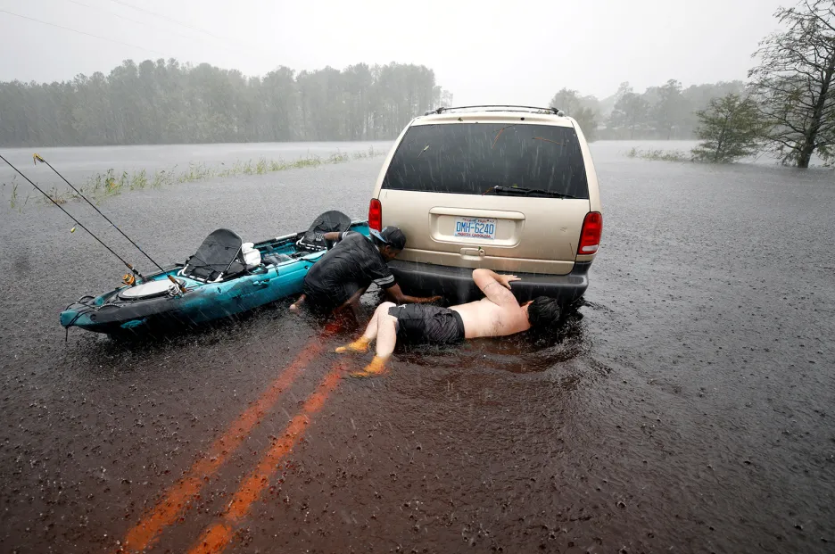 Jordan McKeon a Nathaniel Harrison ve snaze vyprostit auto zapadlé ve stoupající hladině povodní