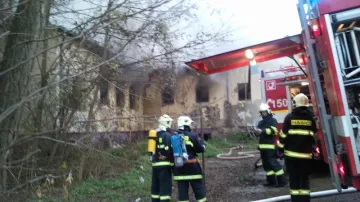 Hasiči likvidují rozsáhlý požár nedaleko centra Brna