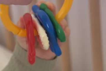 Opuštěný chlapec už neleží v nemocnici, ale ve své první postýlce. Starají se o něj přechodní pěstouni