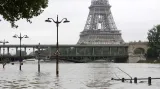 Paříž dál čeká na kulminaci Seiny