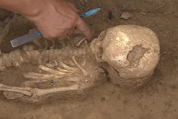 Archeologové v Hradišti odkryli hrobku mladíka zasaženého šípem