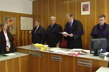 Přísedící v Rychnově nemohou soudit, soud vede spor s jedním z nich