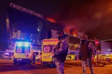 Střelci v koncertní síni u Moskvy zabili desítky lidí, k útoku se přihlásil Islámský stát