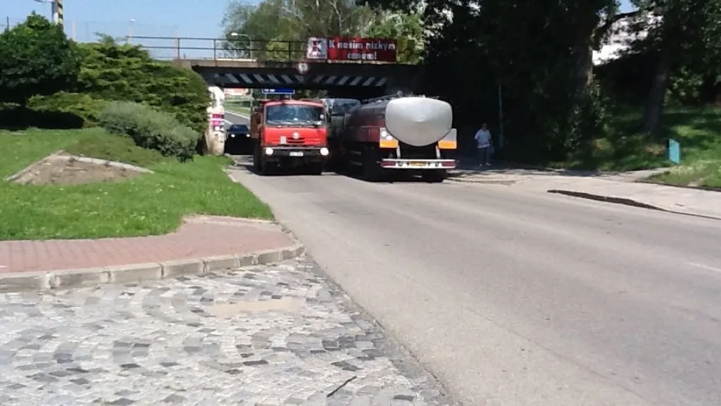 Kamiony pod mostem jen těsně projedou