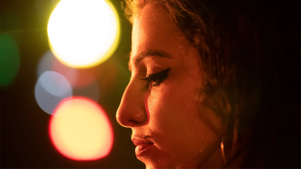 Marisa Abelaová jako Amy Winehouseová ve filmu Back to Black