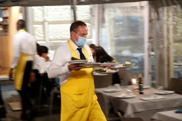 Evropa opět zpřísňuje. Itálie zavádí roušky venku, Slovensko chce omezit vstup pro Čechy