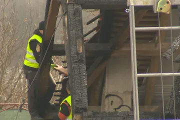 Vyhořelý plumlovský zámek dostává novou střechu. Hotovo má být do měsíce