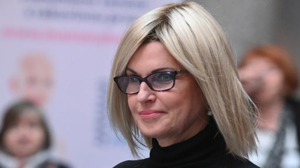 Netradiční módní přehlídka paruk a šatů