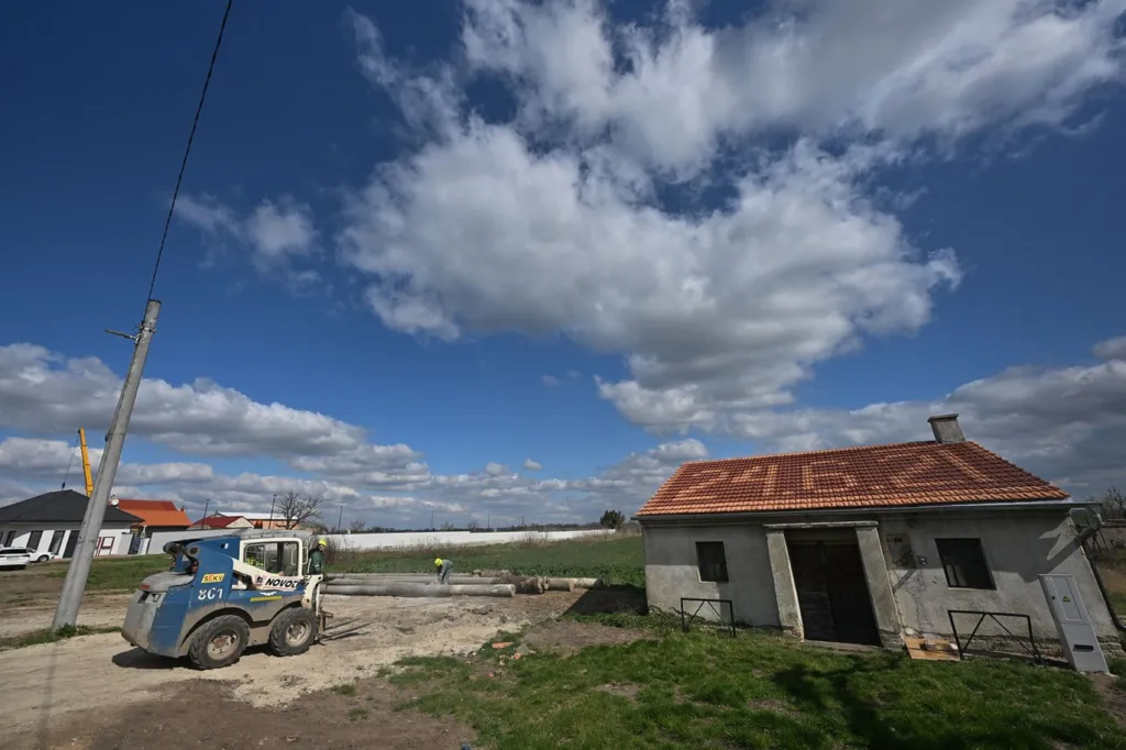 Obec Hrušky demontuje provizorní elektrické vedení