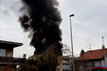 Sloup hustého dýmu. Na pražské Lhotce hořela střecha paneláku