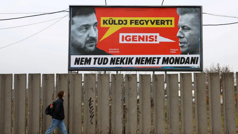 „Pošli zbraně!“ vyzývá na billboardu Fideszu ukrajinský prezident Volodymyr Zelenskyj Pétera Magyara. „Ano!“ odpovídá maďarský opoziční politik
