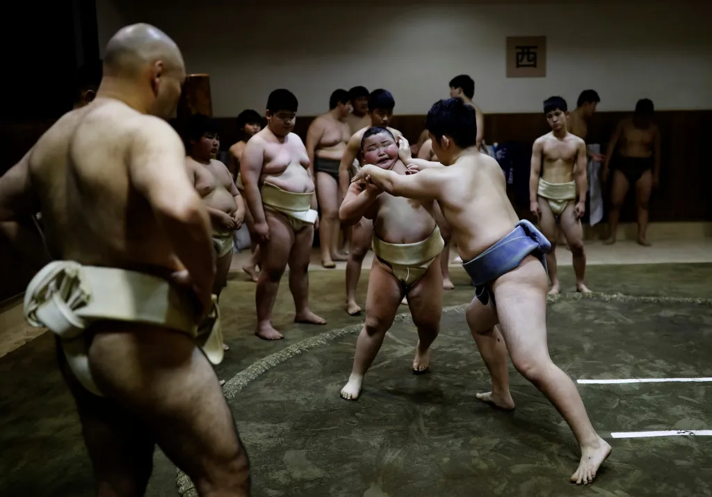 Z historického pohledu je boj předobrazem sportu. Sumo ale nebylo běžným způsobem boje, který by se používal v masovém měřítku. Používali ho pouze vybraní bojovníci, kteří reprezentovali různé strany rodových sporů