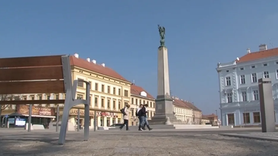 Dnes je pomník na Komenského náměstí ve Znojmě bez ozdob a nápisů