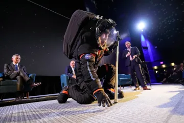 NASA představila nový skafandr. Za dva roky má posloužit na Měsíci