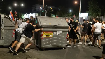 Demonstranti během protivládního protestu v Bělehradu staví barikády (16. srpna 2025)