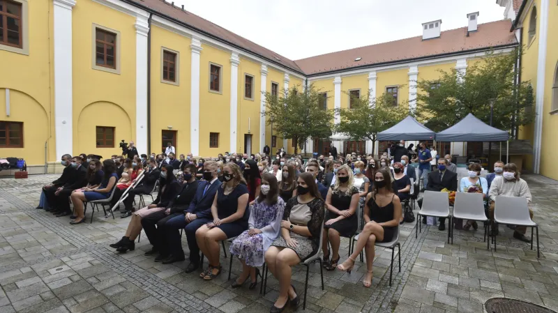 Promoce zlínské univerzity kvůli šíření nákazy proběhly na nádvoří
