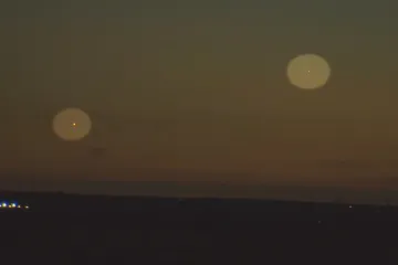 Nebe nad Coloradem a Nebraskou brázdí neznámé předměty. Nikdo neví, komu patří