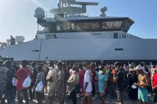 Na Lampedusu dorazilo přes pět tisíc migrantů za jediný den, při vyloďování utonul kojenec