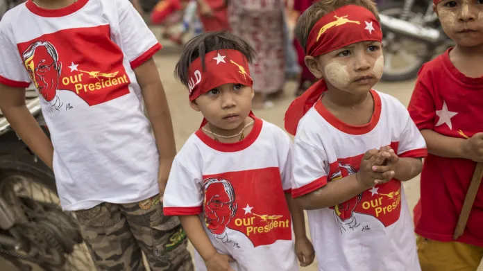 Dětští příznivci nové barmské vlády