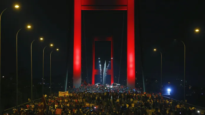 Shromáždění na Bosporském mostě v istanbulu
