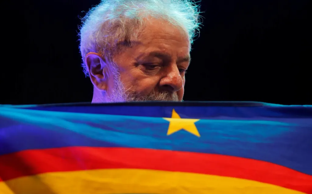 Bývalý brazilský prezident Luiz Inacio Lula da Silva nese vlajku státu Pernambuco během návštěvy jeho hlavního města Recife