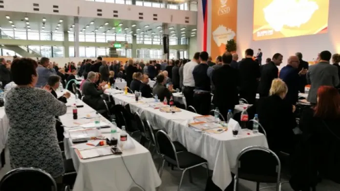 Většina sálu reagovala na výsledek volby předsedy potleskem ve stoje. Část delegátů však zůstala sedět.