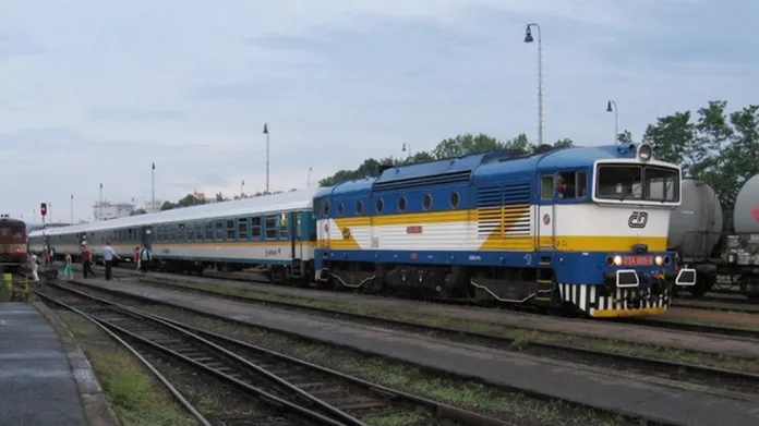 Rychlík sestavený z vozů Arrivy vedený lokomotivou Českých drah stojí v Domažlicích.