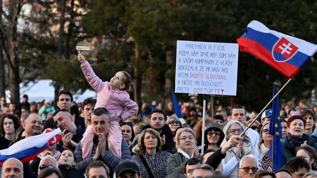 Protestující na demonstraci proti vládě v Bratislavě