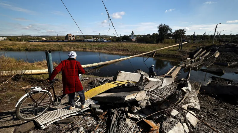 Zničený most v Bachmutu