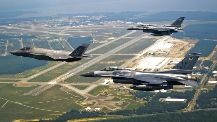 Letouny F-35 Lightning II nahradí v americkém letectvu a řadě letectev států NATO legendární typ F-16 Fighting Falcon