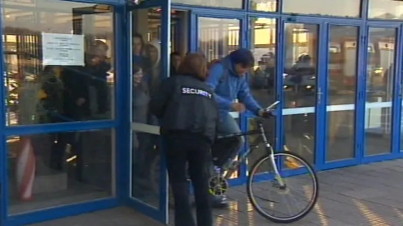 Zaměstnanci opouštějí areál Aircraft Industries