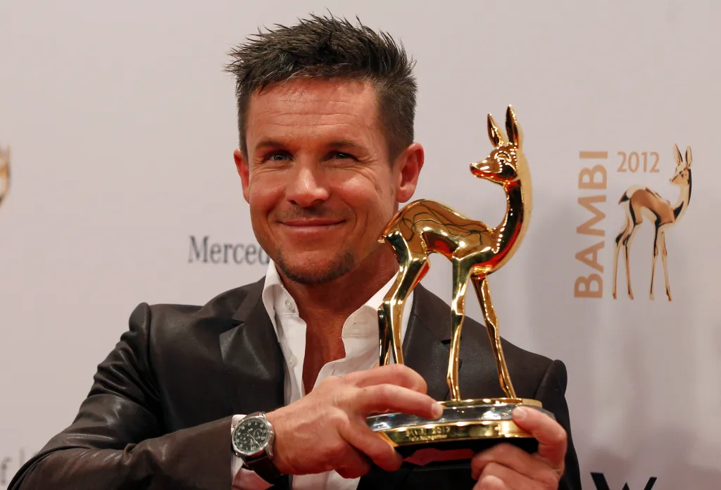 Felix Baumgartner pózuje s trofejí po 64. ročníku udílení mediálních cen Bambi v Düsseldorfu 22. listopadu 2012