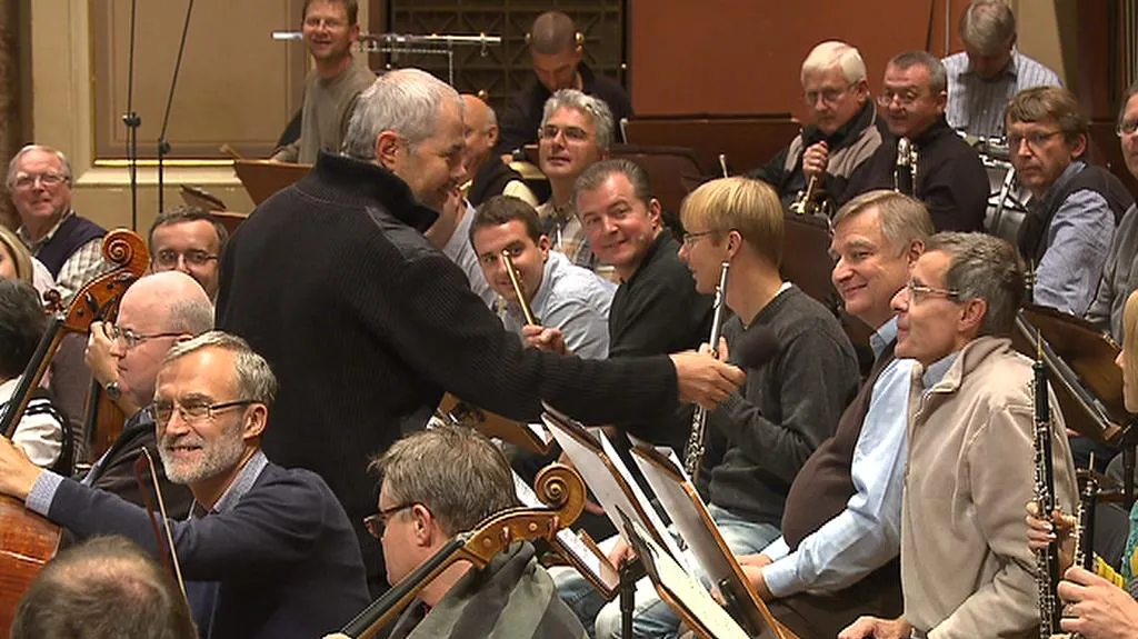 Zvídavý moderátor Marek Eben při zkoušce s Českou filharmonií