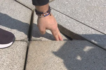 Propadající se dlažba nebo reznoucí kování. Karlovy Vary reklamují opravu Mlýnské kolonády