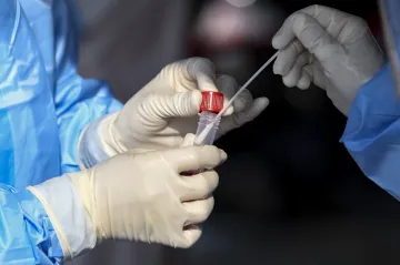 Za úterý přibylo 9902 nakažených covidem. Opatření pro vstup na hromadné akce se nejspíš změní
